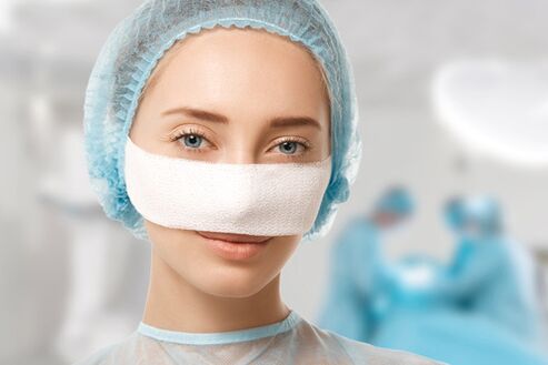 Bandage fixéiert op der Nues während der Rehabilitatioun no Rhinoplastik